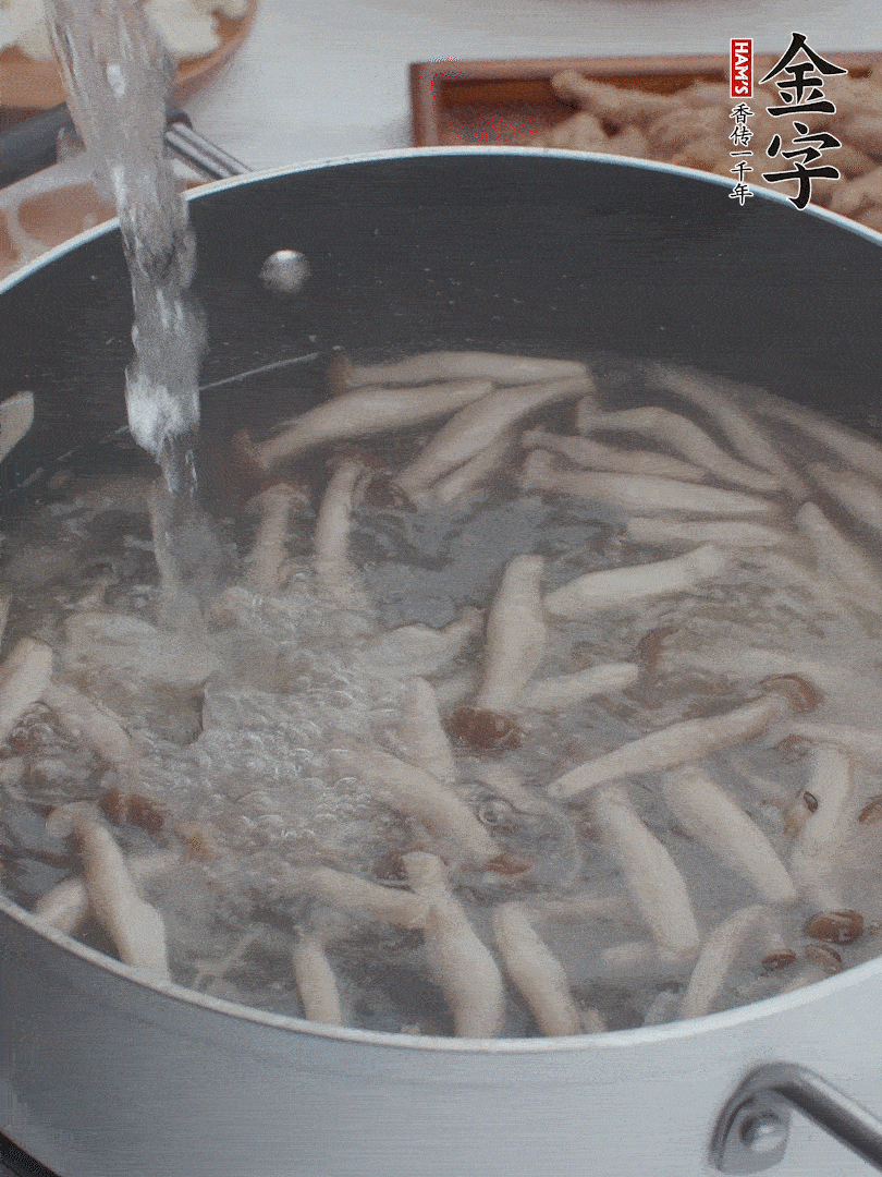 油熱爆香大蔥、蒜末，下蟹味菇炒軟，放清水。