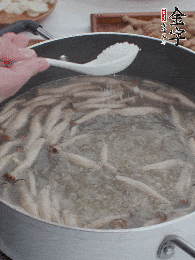 1勺鹽、一點(diǎn)胡椒粉調(diào)味。