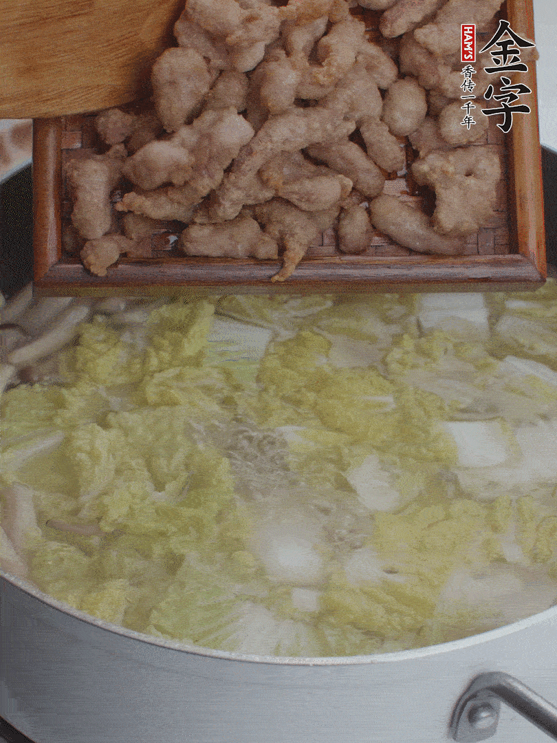 水開后煮10分鐘，下娃娃菜、小酥肉煮3分鐘。