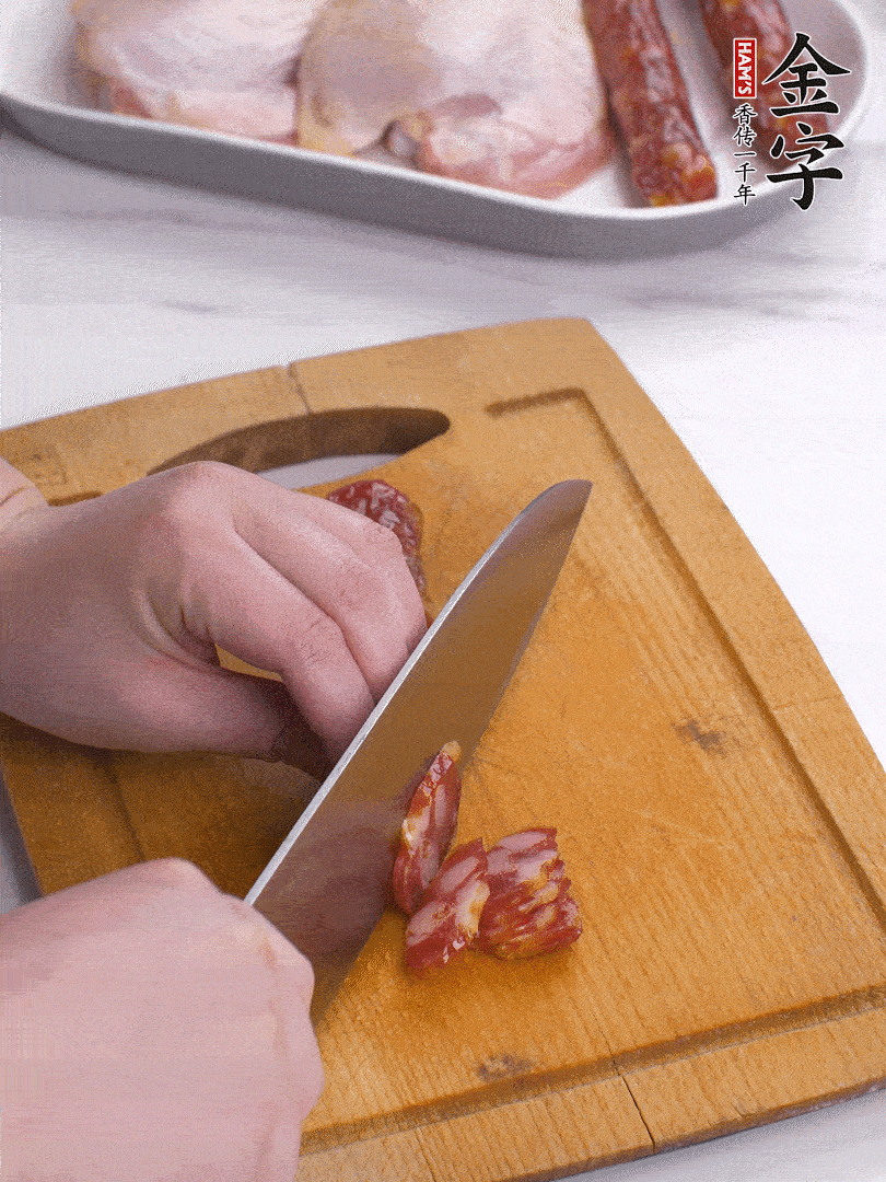 雞大腿去皮去骨切成塊，金字香腸切片，干香菇泡發(fā)切片，小蔥切蔥花。