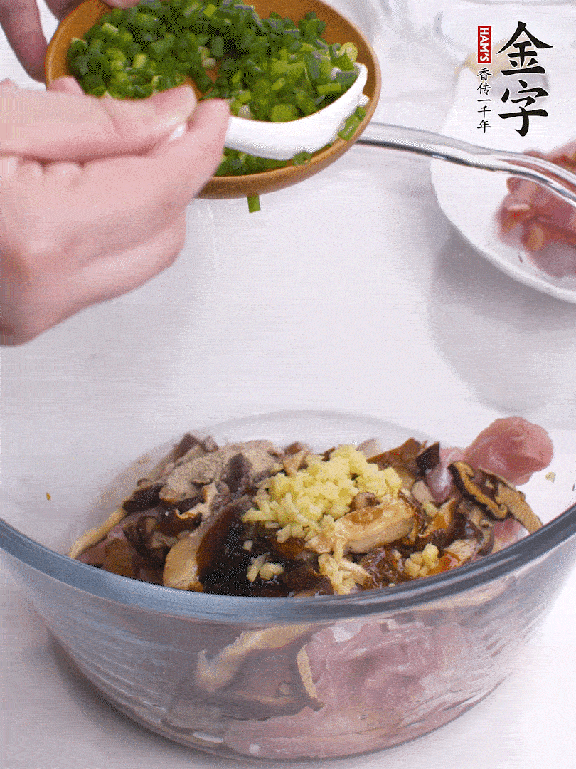 雞肉、香菇混合，加清水1/3杯、料酒1勺、蠔油1勺、鹽1勺、糖1/4勺、白胡椒1/4勺、食用油1勺、香油1/4勺、姜末、蔥花，攪拌均勻腌制2小時(shí)。