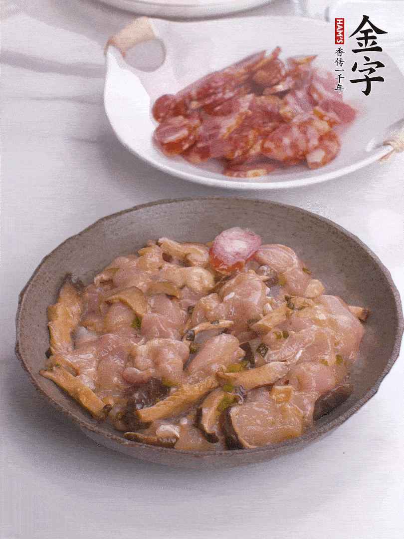 腌制后，雞肉中加淀粉1勺，頂部碼上香腸片。