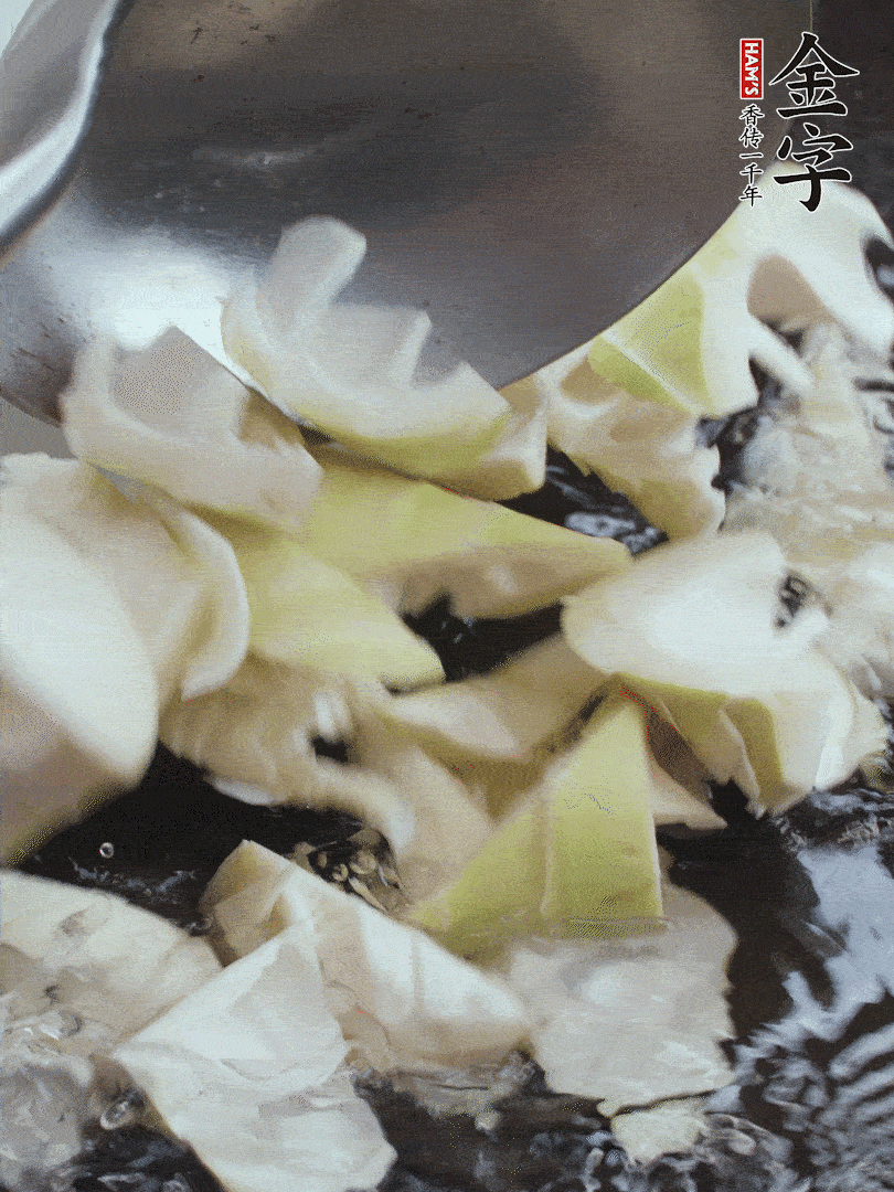 新鮮春筍去老根，剝殼切滾刀塊焯水去澀。