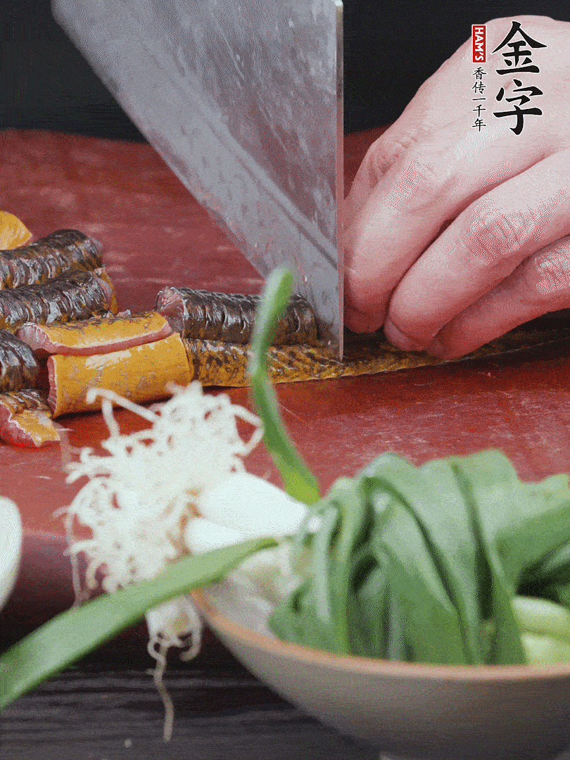 黃鱔去內(nèi)臟洗凈，切花刀斬段。沸水下鍋，加黃酒焯水去血沫。