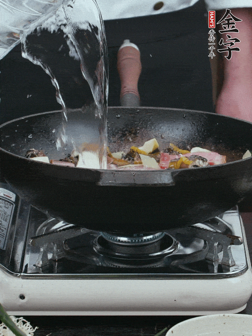 加適量黃酒，倒清水沒過。