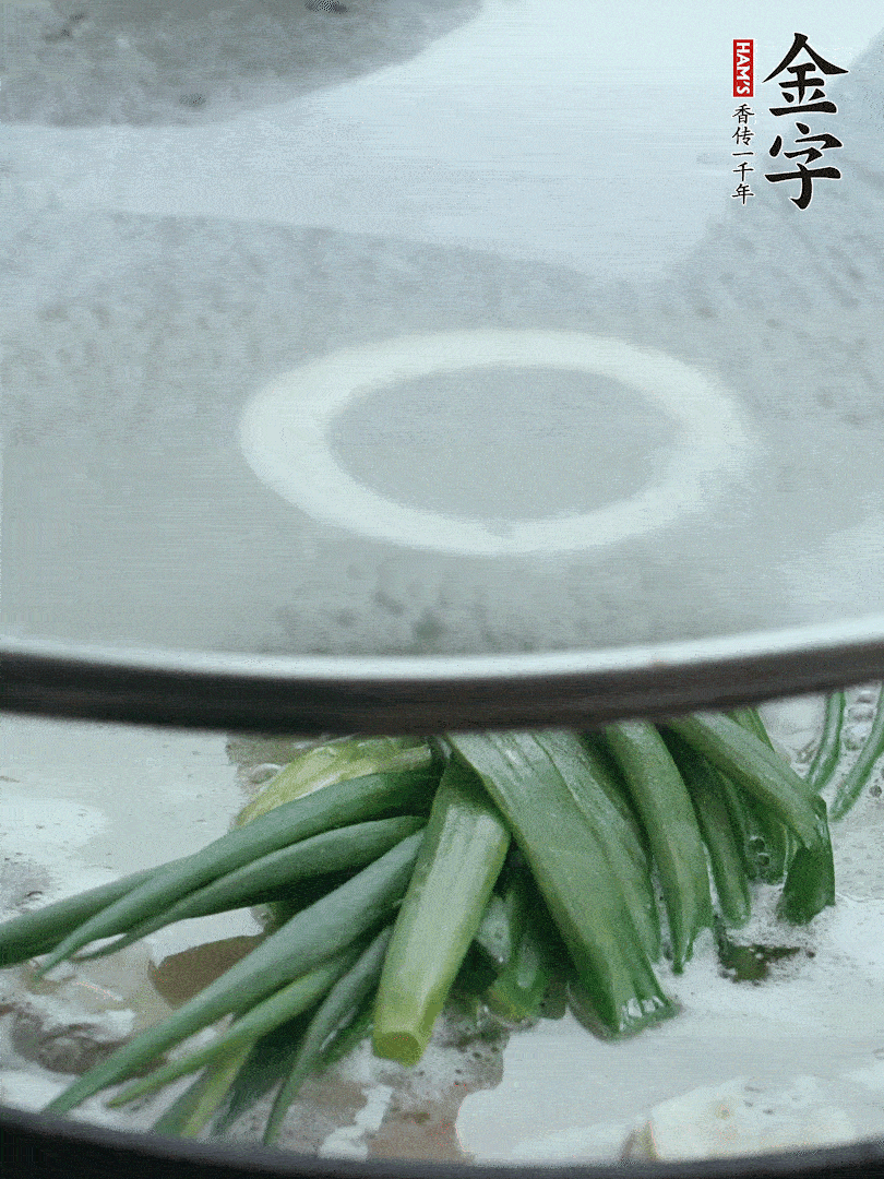 加蔥結(jié)去腥，大火開后中火燒20分鐘。