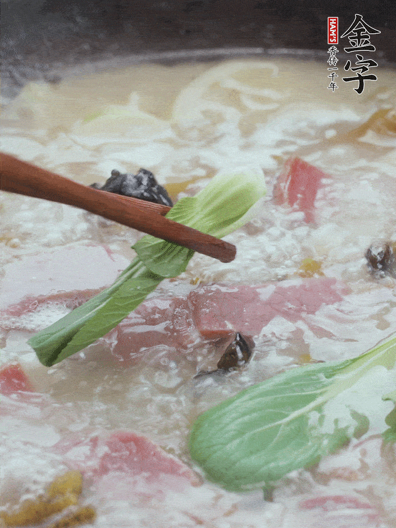 撈出蔥結(jié)，小菜心點綴。