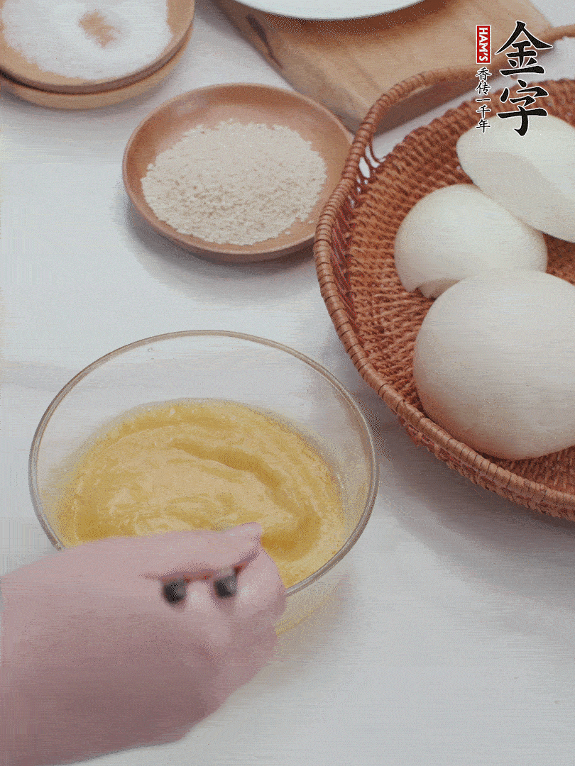 2個雞蛋加入1小勺鹽、1/2小勺胡椒粉打散。