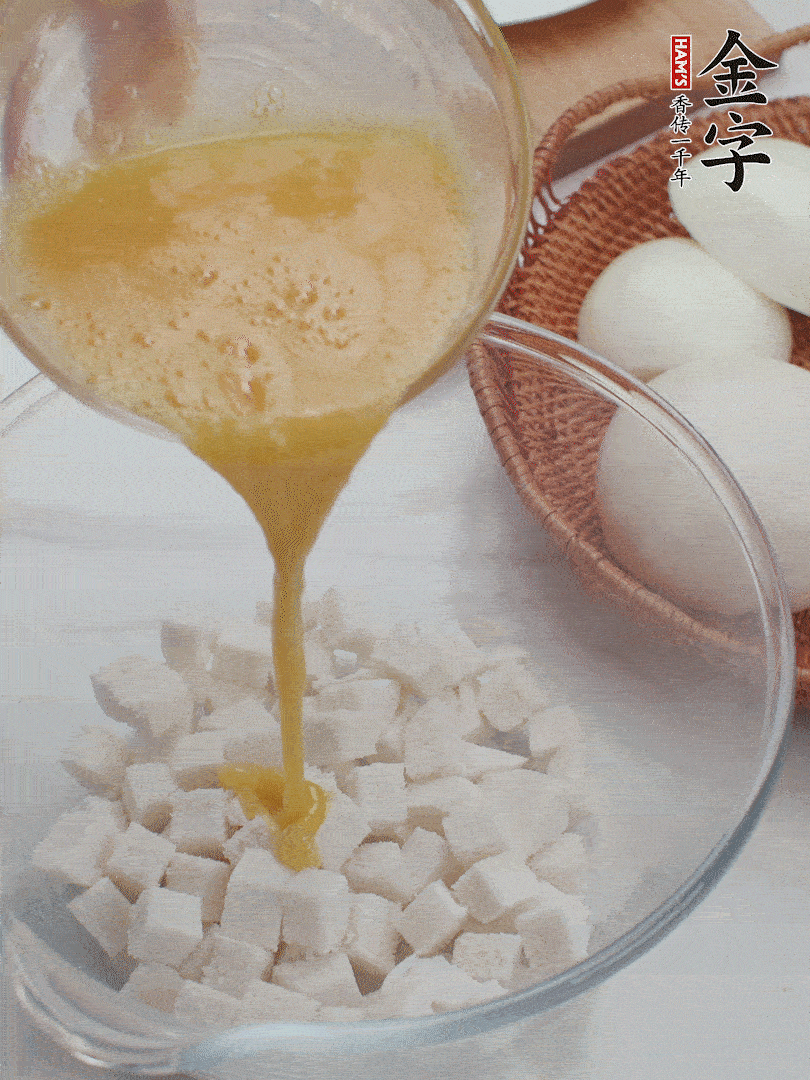 切碎的饅頭丁加入1/3蛋液拌勻。