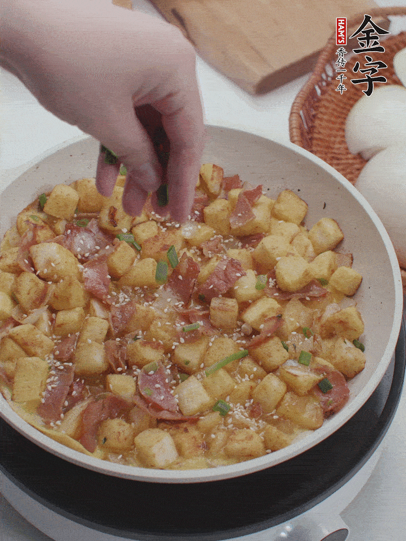 淋入剩余蛋液，蛋液凝固，撒上蔥綠和熟芝麻。