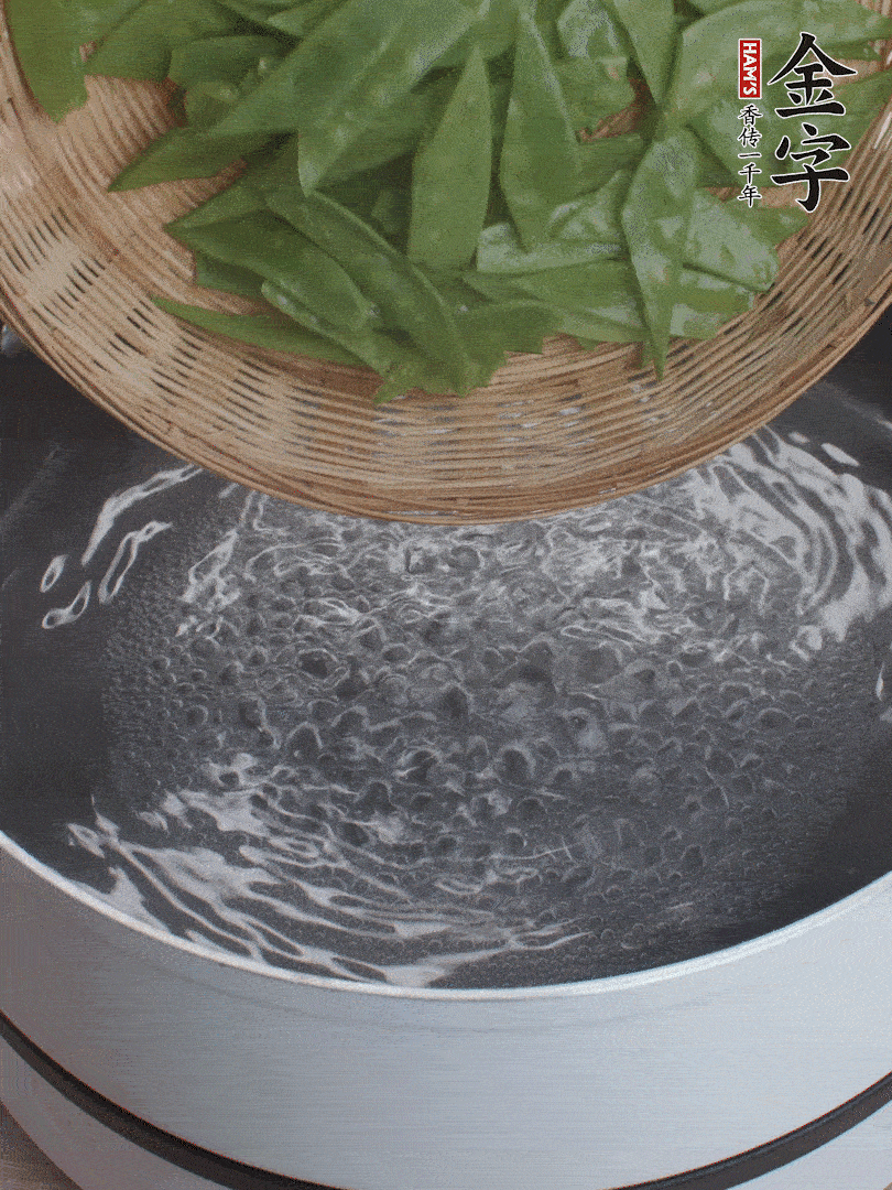 甜豆莢撕掉老筋，斜切兩半，焯水1分鐘。