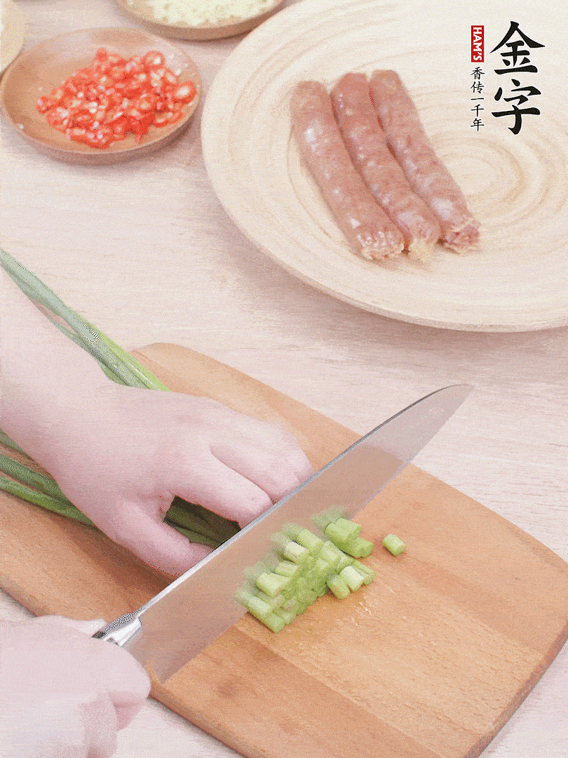 蒜苔切丁，蔥姜蒜切小丁，小米辣切圈。