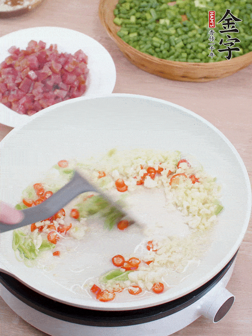 鍋中熱油，蔥姜蒜、小米辣煸香。