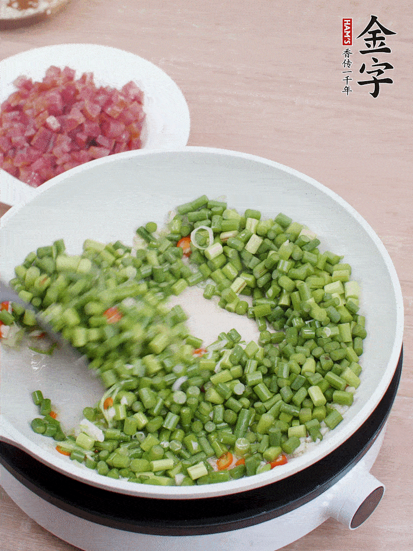 下蒜苔丁、一點(diǎn)鹽翻炒。