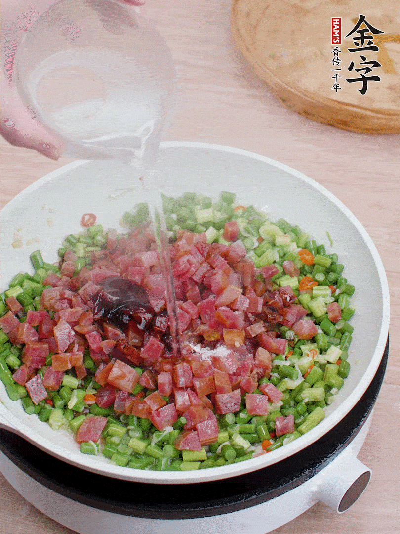 放香腸丁、1勺老抽、1勺蠔油、1/3勺白糖、少許清水炒至斷生。