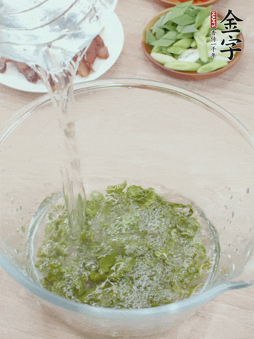 萵筍干溫水泡2小時(shí)，青紅辣椒切圈，姜切片，青蒜斜切段。