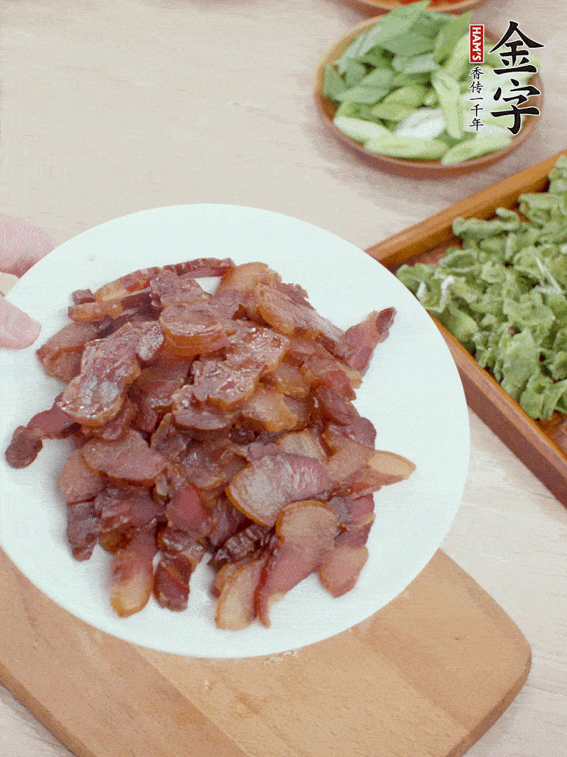 臘肉水煮15分鐘，切薄片。