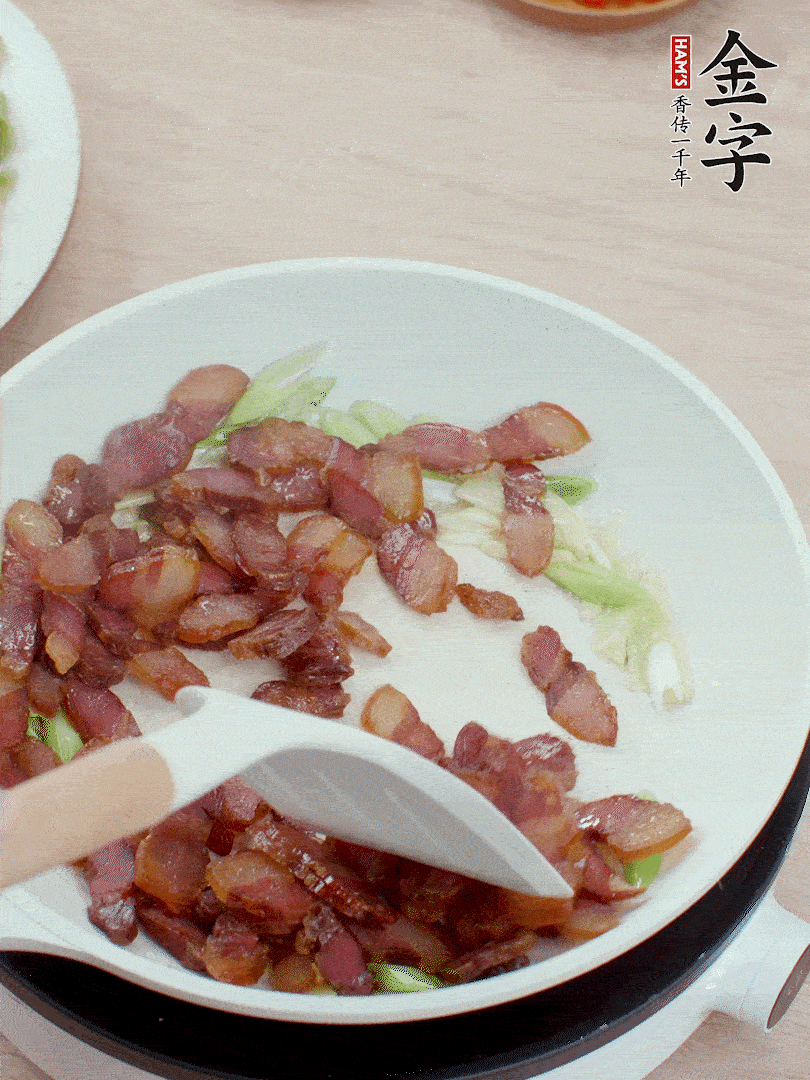 鍋中少許油，姜、蒜白爆香，下臘肉煸出油脂。