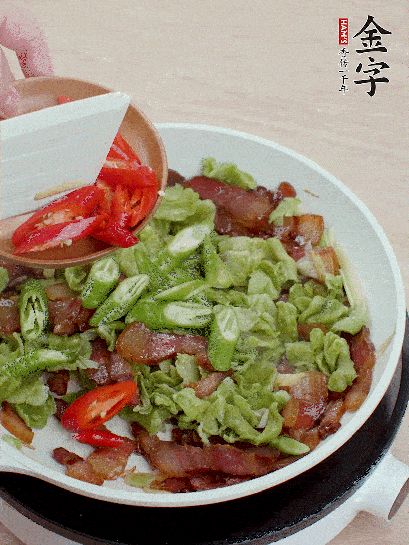 放萵筍干、青紅椒圈爆炒1分鐘。