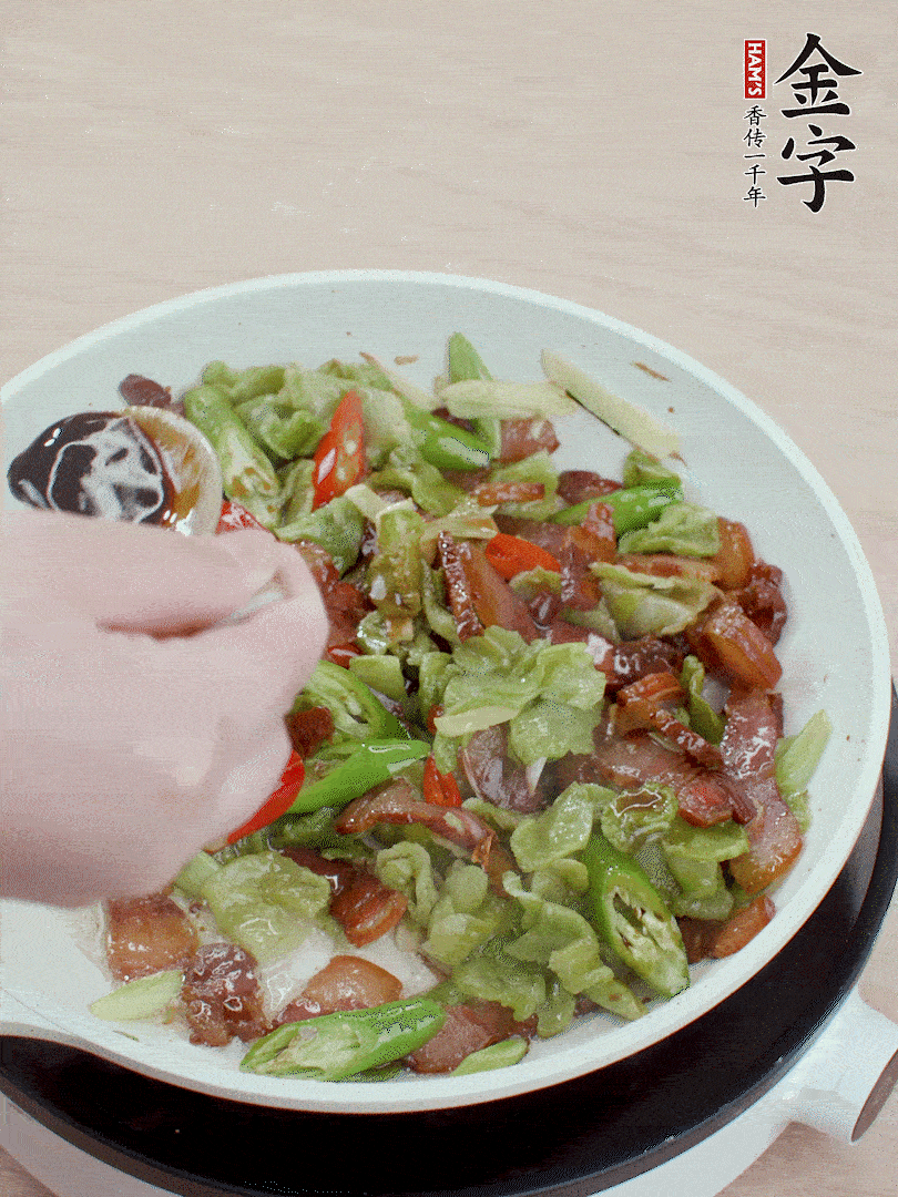 2勺生抽調(diào)味，最后撒蒜葉。