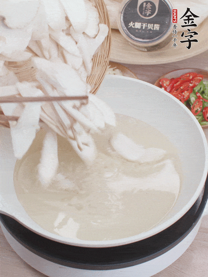 杏鮑菇切成片，油溫7層熱炸2分鐘。