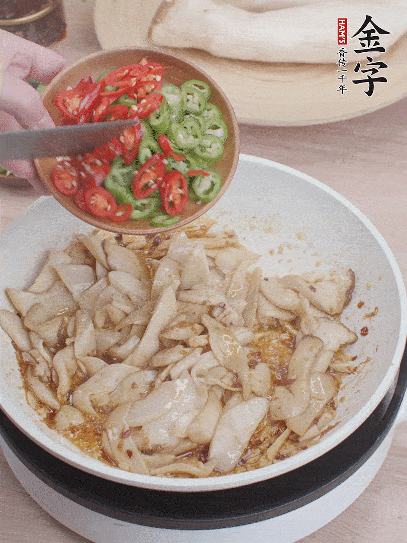 下杏鮑菇、青紅辣椒炒出香味。