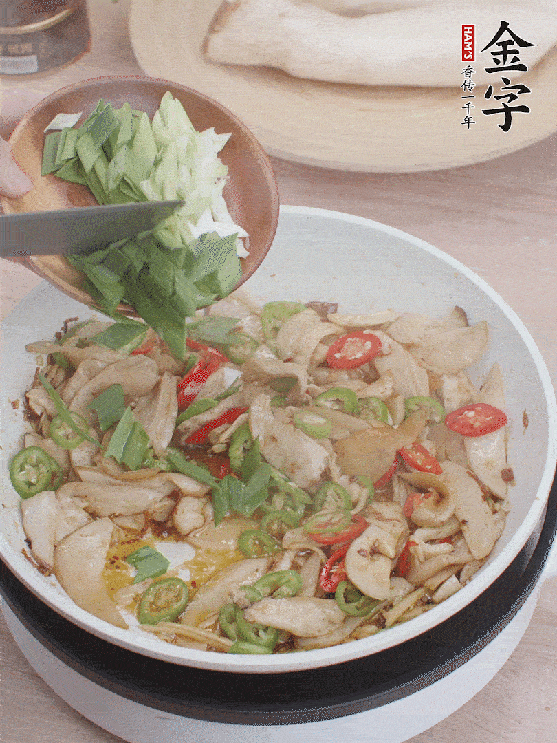 淋少許料酒、最后放大蒜葉。