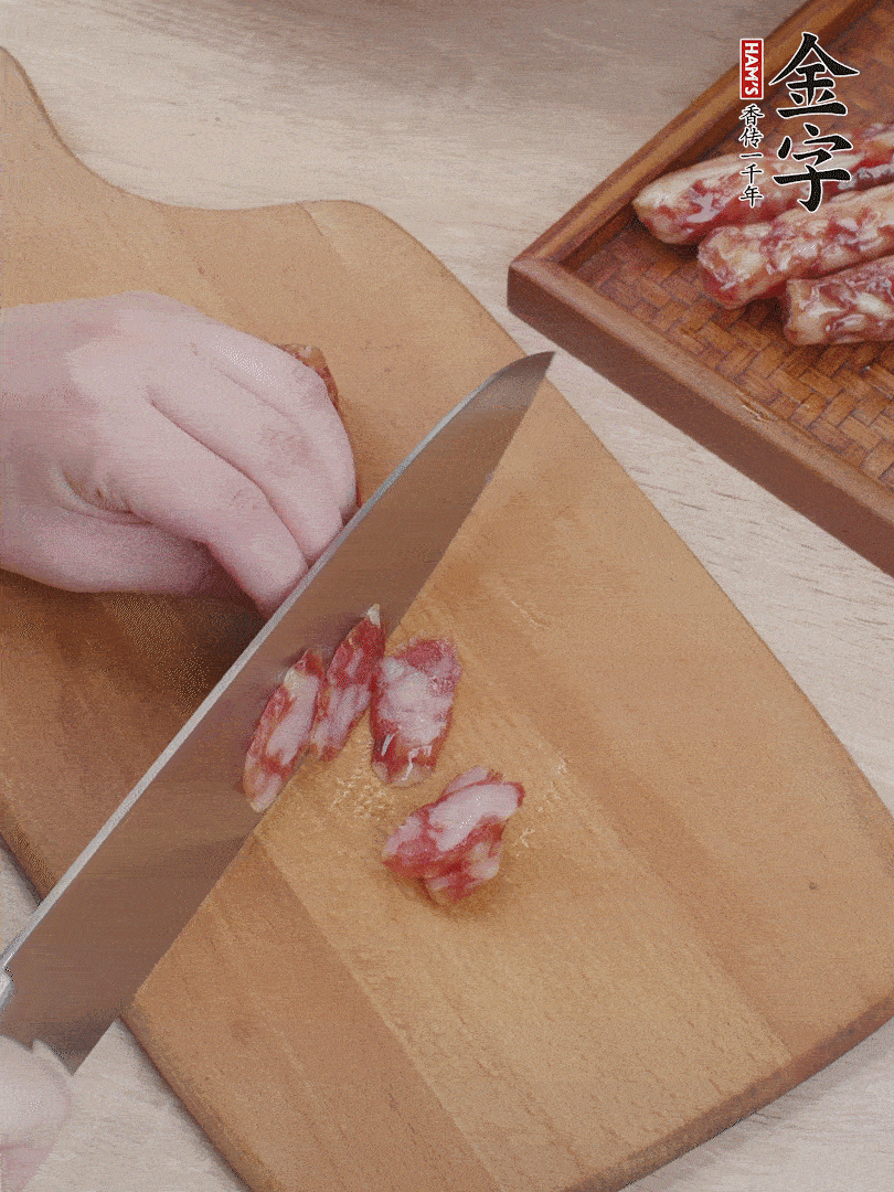 金字香腸斜切片，芹菜切段，小洋蔥切絲，綠菜椒切小塊。