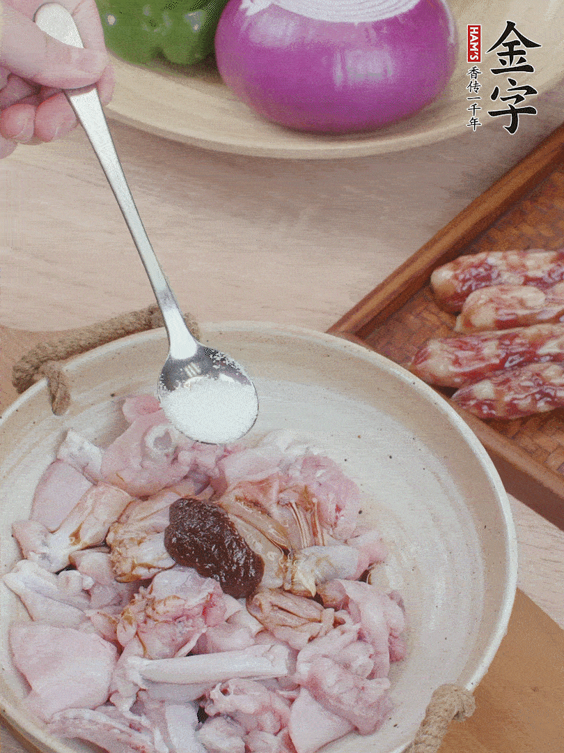 牛蛙塊加1勺柱候醬、1勺生抽、1/3勺白砂糖腌漬20分鐘。