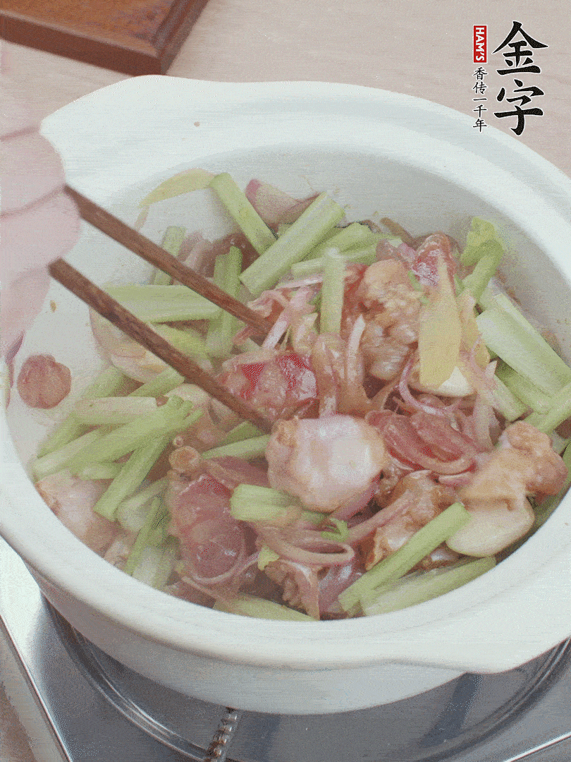 下牛蛙、芹菜、香腸翻炒。