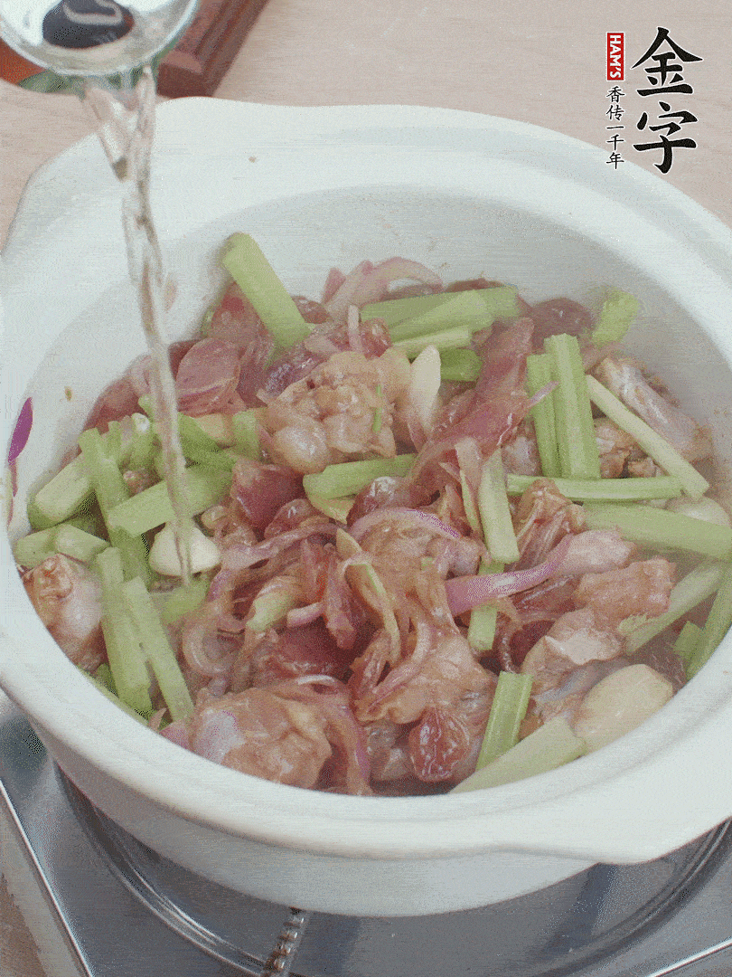 牛蛙變色后，淋點(diǎn)啤酒，加蓋后調(diào)小火燜10分鐘。