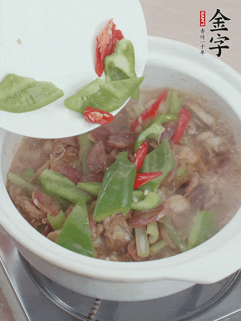 下綠菜椒，翻炒1分鐘。