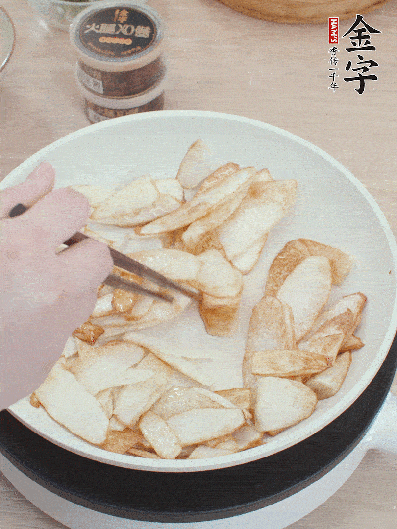 鍋中熱油，山藥煎至兩面金黃。