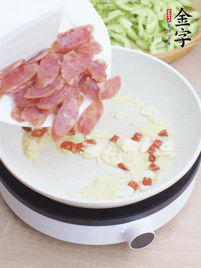 油5成熱時，姜、蒜、辣椒爆香。