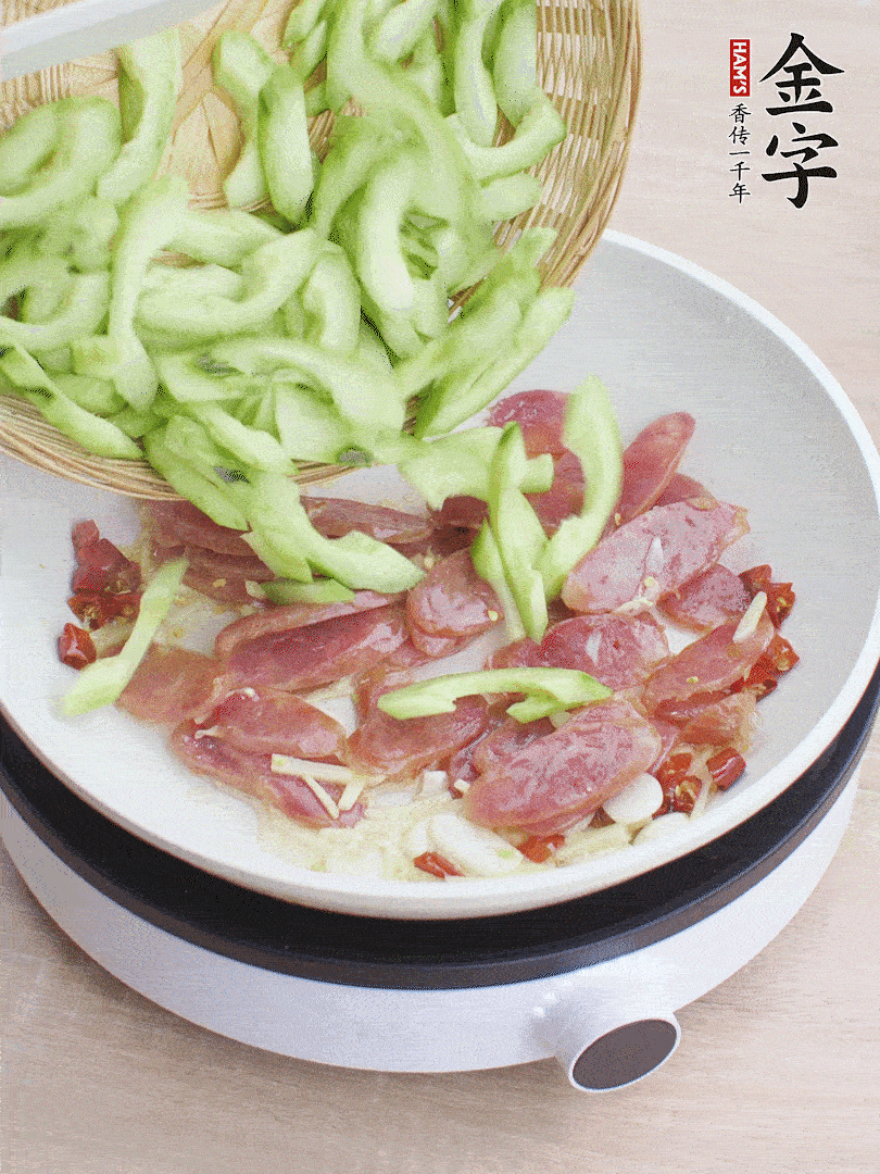 下香腸煸出油脂，放黃瓜翻炒。