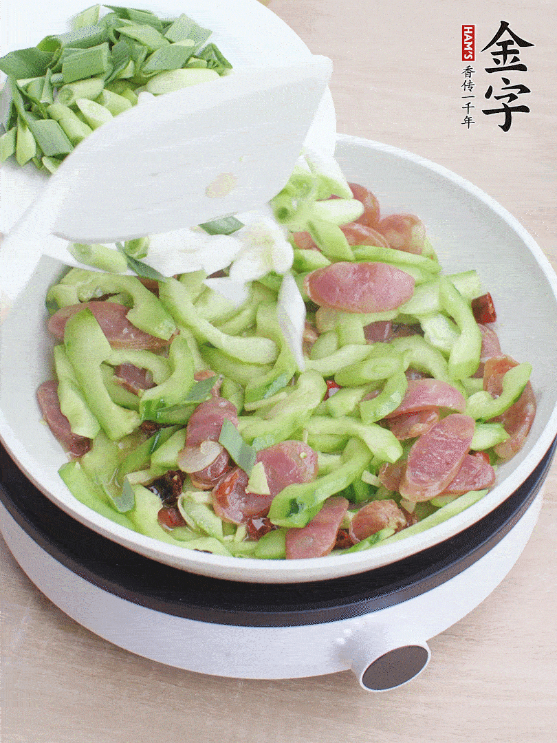 下青蒜翻炒。