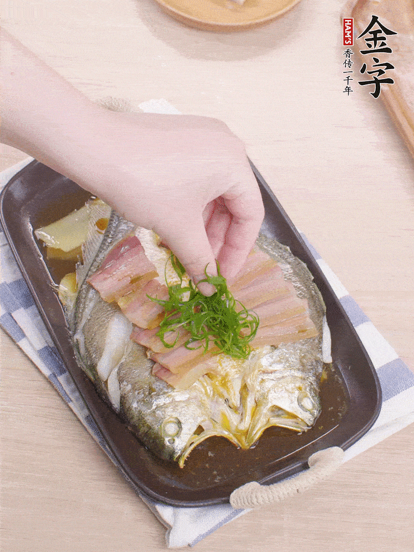 取出姜蔥，淋2勺蒸魚豉油，擺蔥絲。