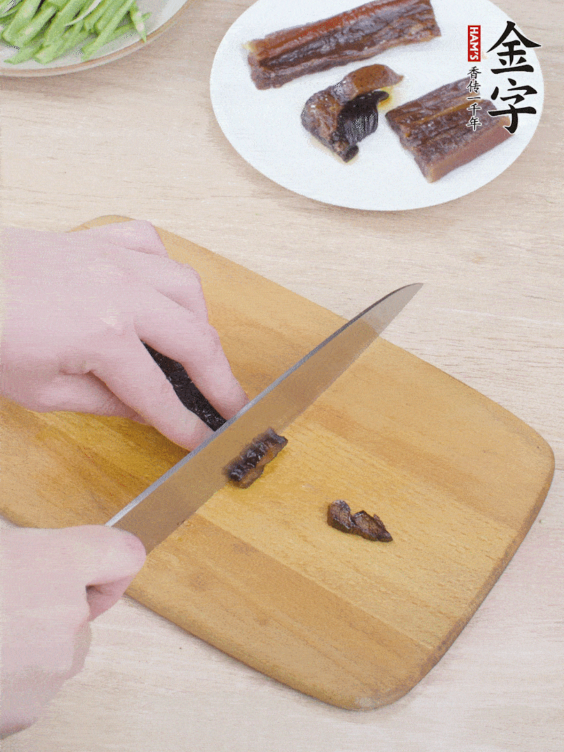 提前煮好的金字醬油肉切片。
