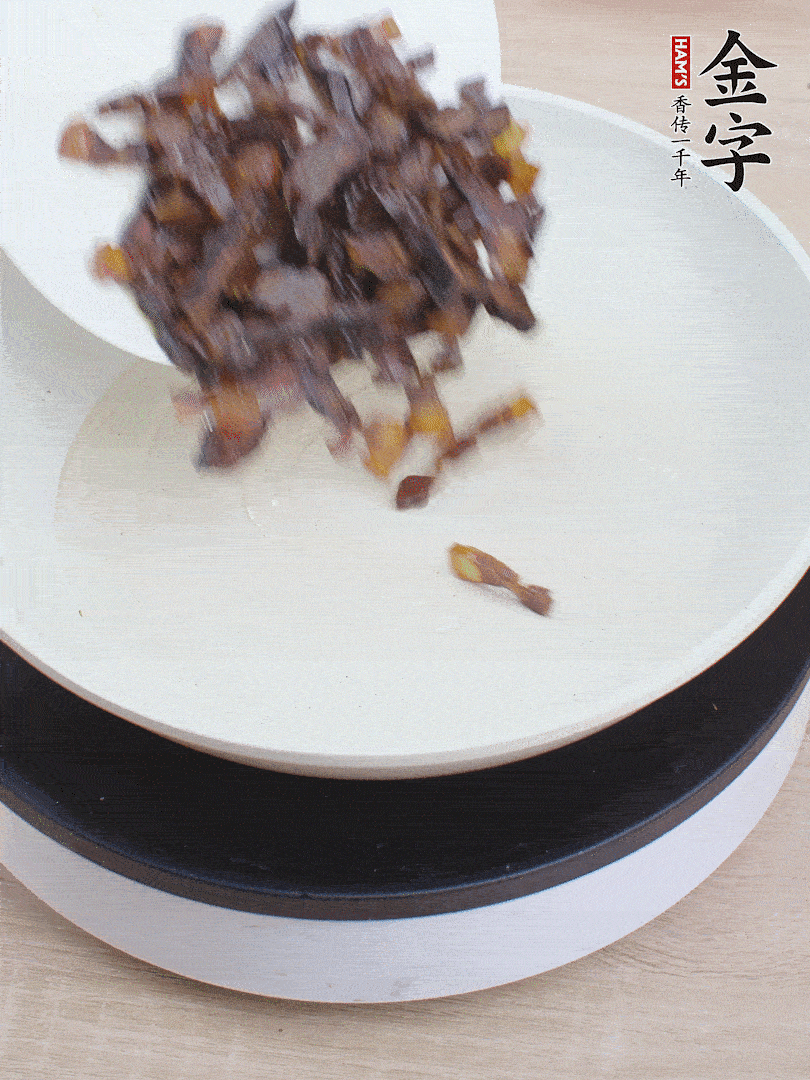 油熱倒醬油肉，編出香味。