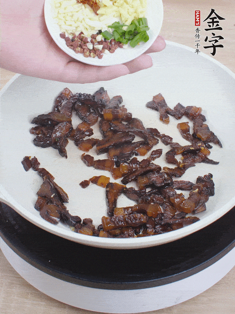 下蔥姜蒜、干辣椒、花椒粒炒香。