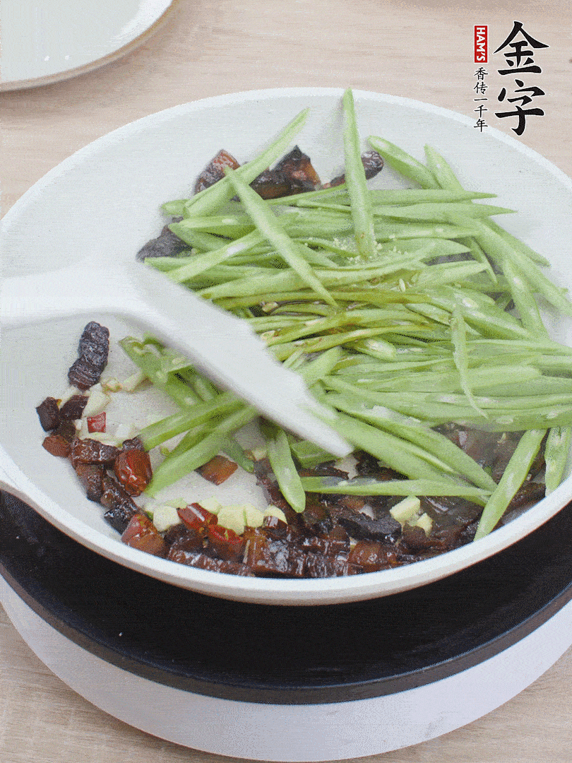 下豆角，生抽、雞精調(diào)味，炒到斷生。