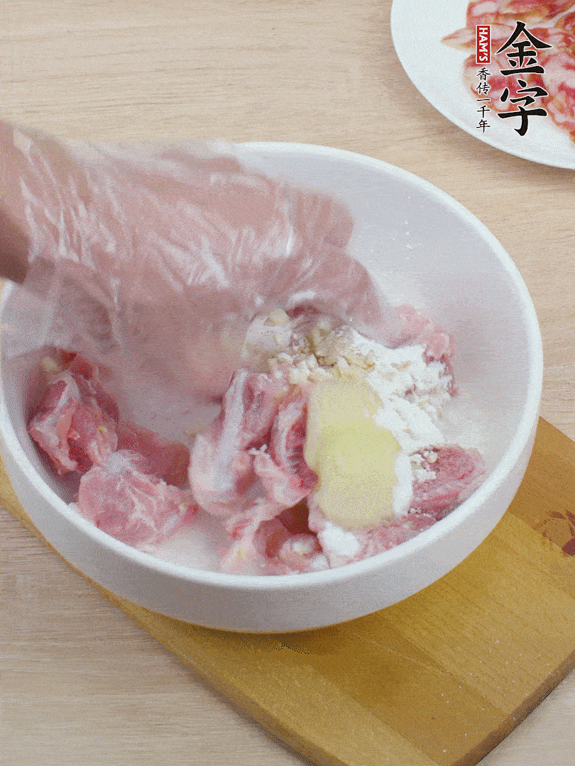 洗凈的小排，加鹽、姜、蒜末、淀粉、胡椒粉抓勻，腌制15分鐘。