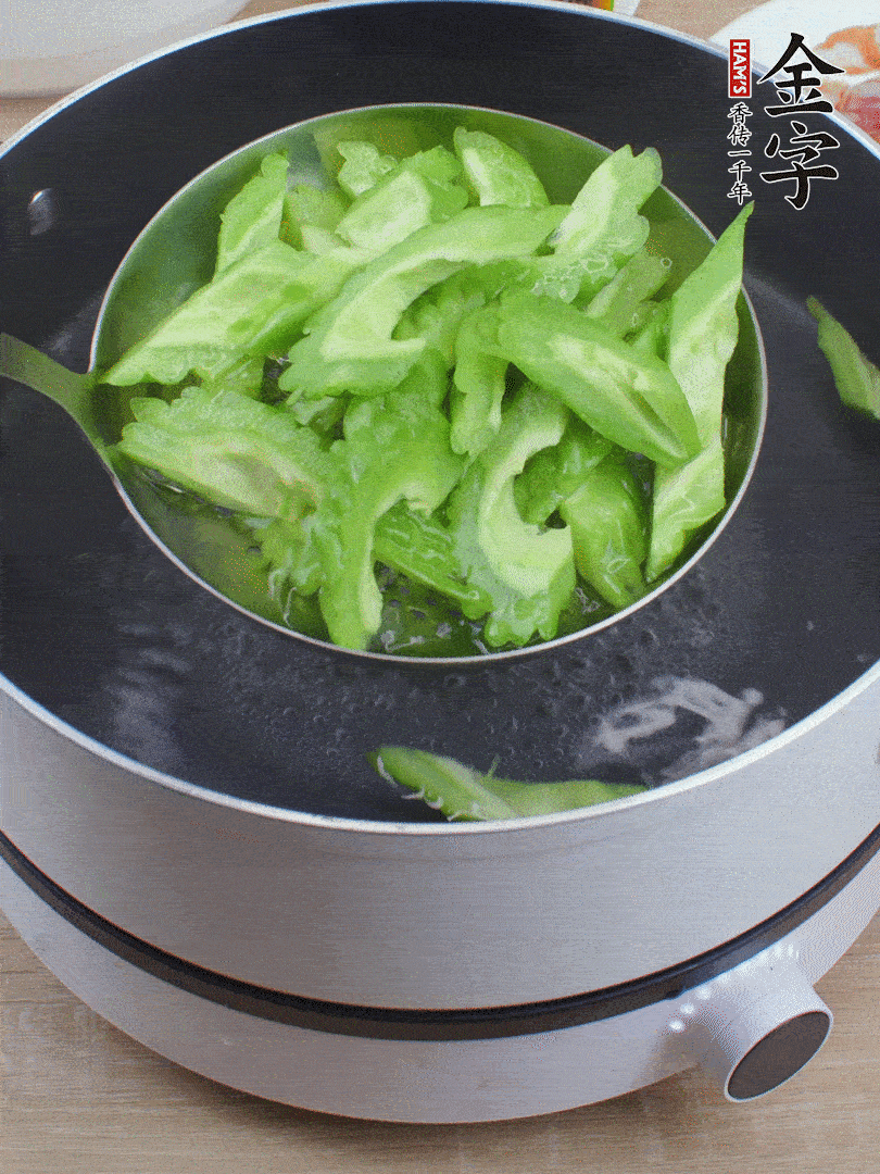 苦瓜去瓤切小塊，開水中加鹽汆燙30秒。