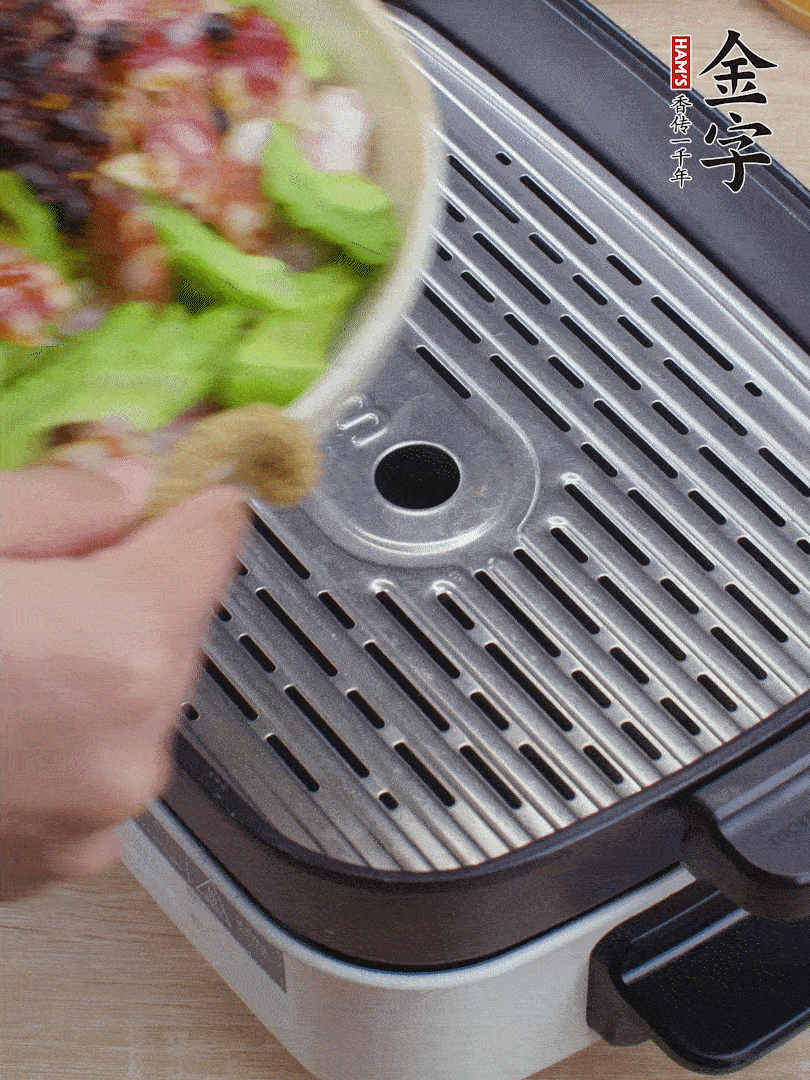 小排、苦瓜、香腸依次碼入，撒上豆豉蒸25分鐘。