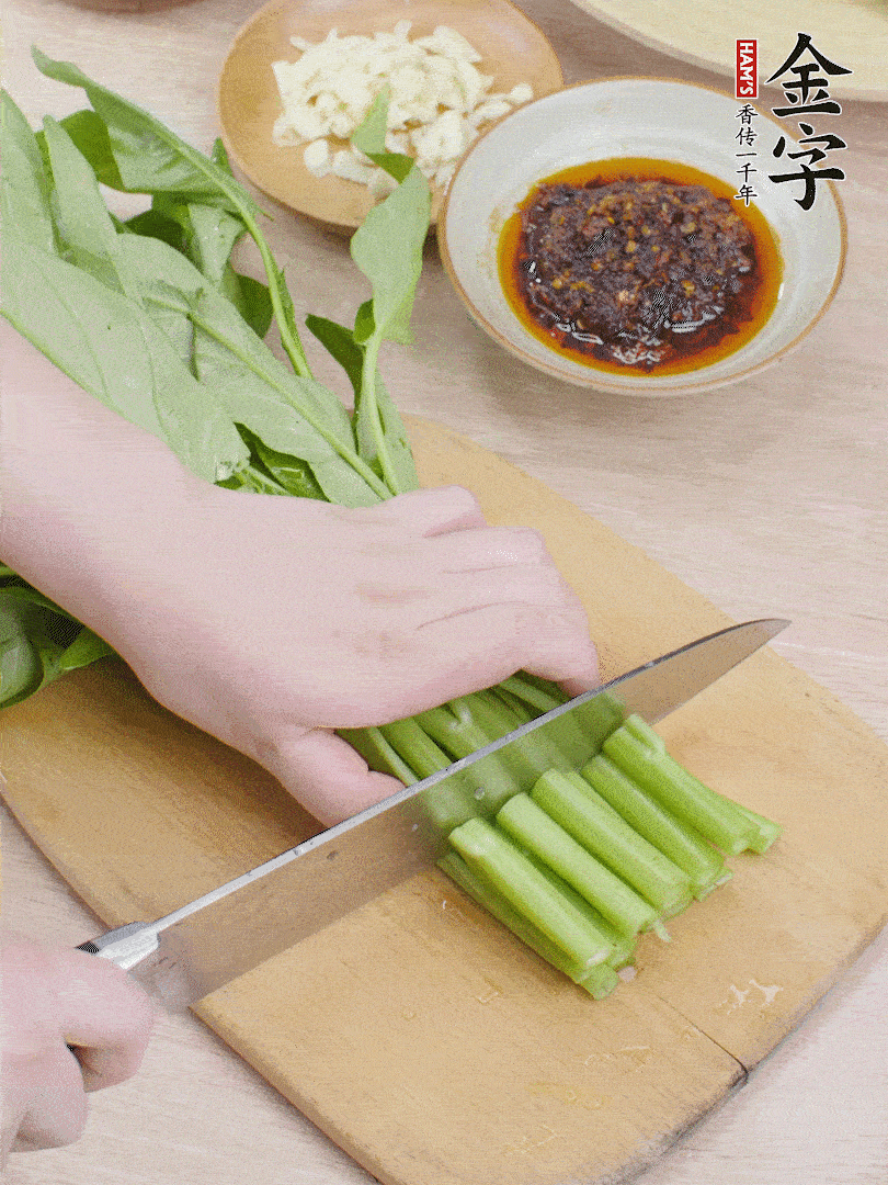 空心菜切段，大蒜拍碎切末。