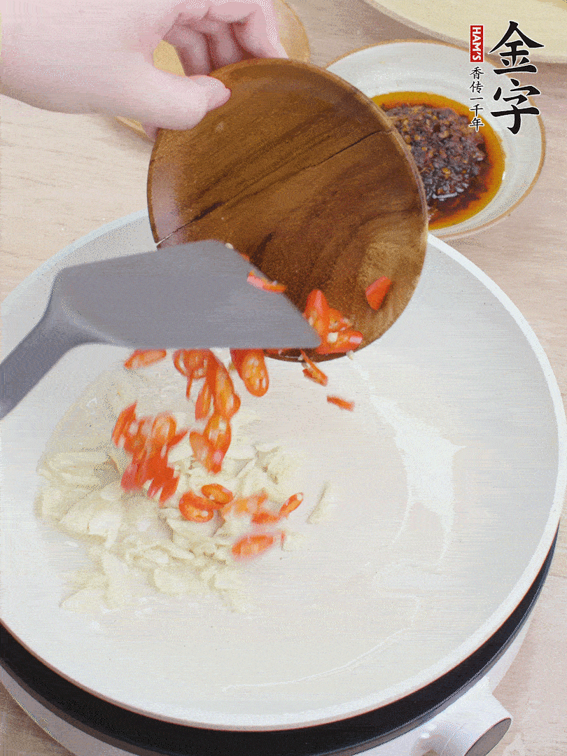 油熱煸香蒜末、辣椒。