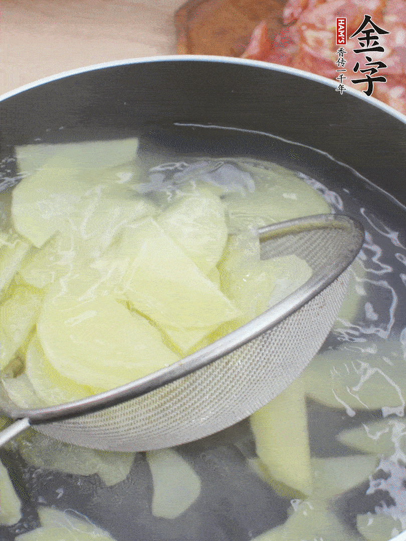 土豆去皮切片，汆燙1分鐘。香腸切薄片。