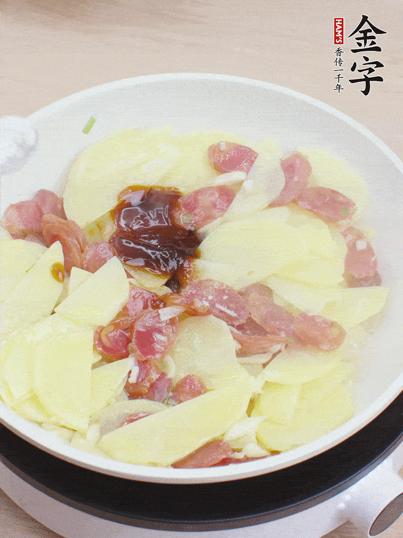 下土豆片，1勺生抽、1勺蠔油、1/3勺鹽、1/3勺糖炒至入味。