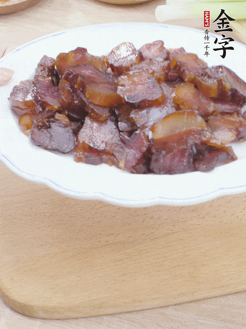 金字醬油肉水煮15分鐘，切薄片。