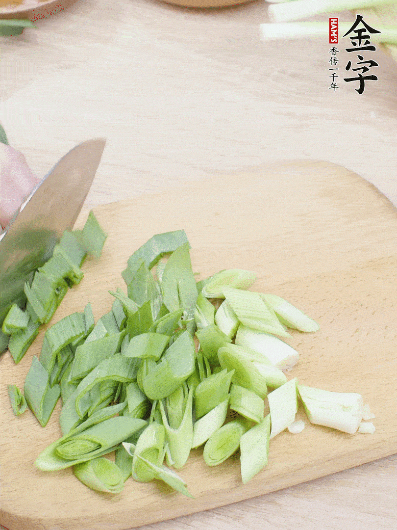 青蒜切段。（蒜白可以拍一下，再斜著切）